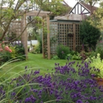 Cacher une cabane de jardin